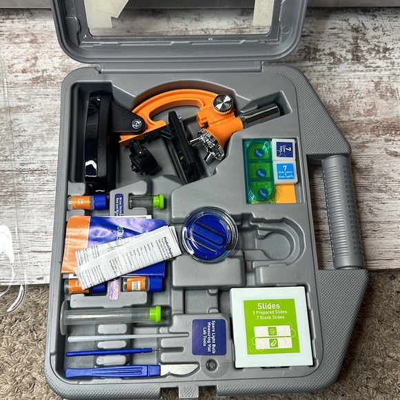 Discovery 900x Biological Microscope Set with Carrying Case - Picture 3 of 3